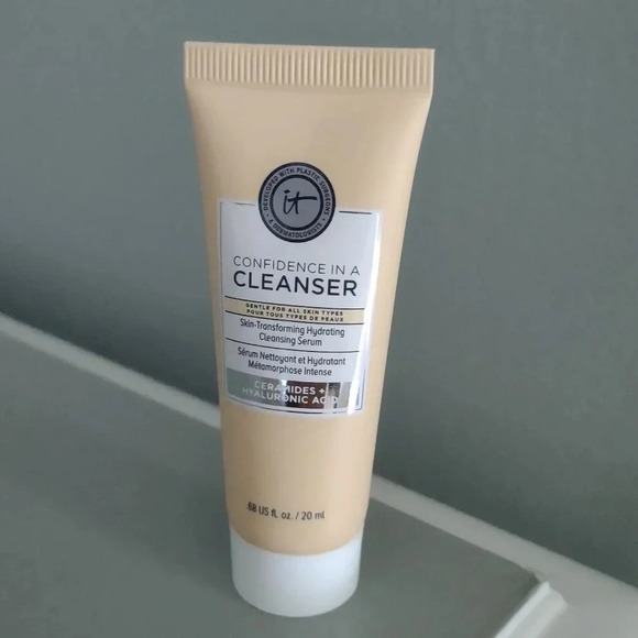 it cosmetics Other - Sealed, it Confidence In a Cleanser face wash cleanser w/hyaluronic acid